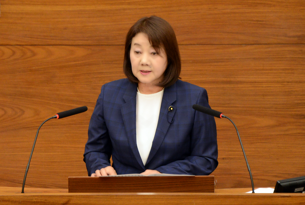 代表質問に登壇するそがべ議員